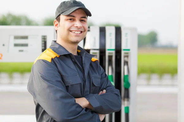 Trabalhador sorridente no posto de gasolina — Fotografia de Stock