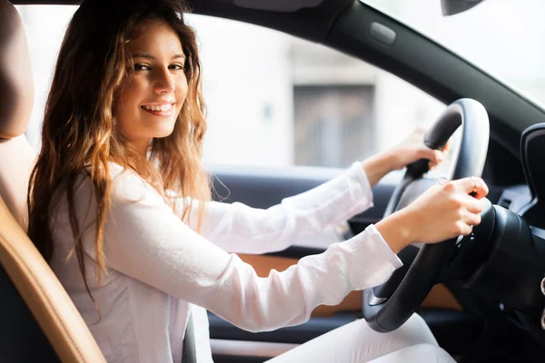 Mujer conduciendo coche — Foto de Stock