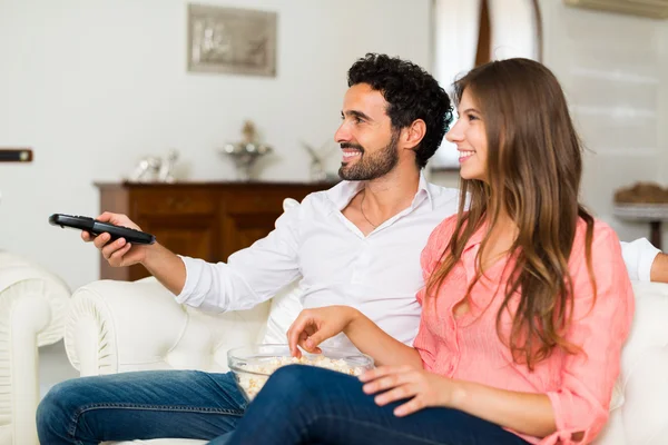 Sorridente coppia guardando la tv — Foto Stock