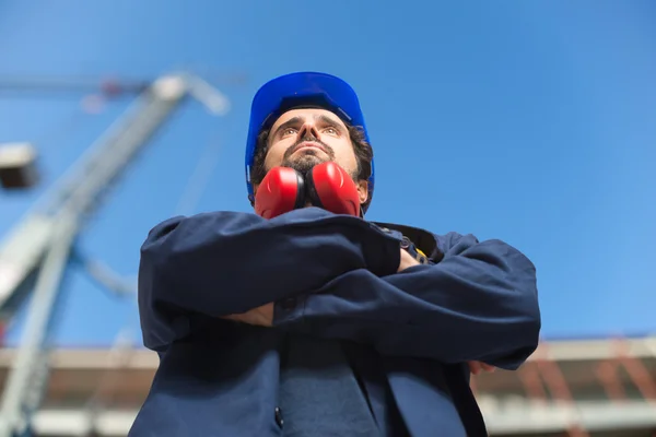 Trabajador en frente de la obra — Foto de Stock