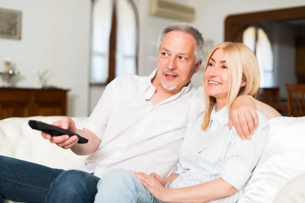 Mature couple watching television — Stock Photo, Image