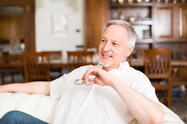 Man koppla av på soffan — Stockfoto