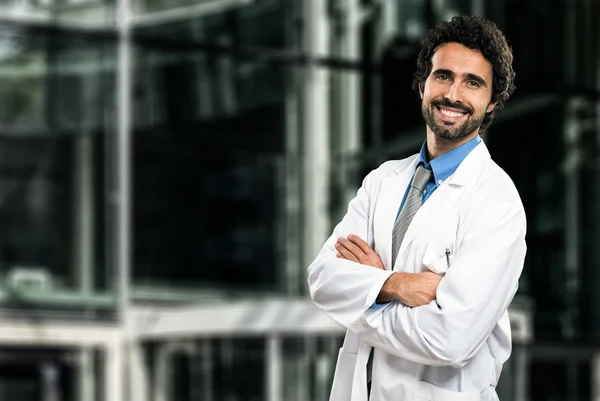 Bello sorridente medico — Foto Stock