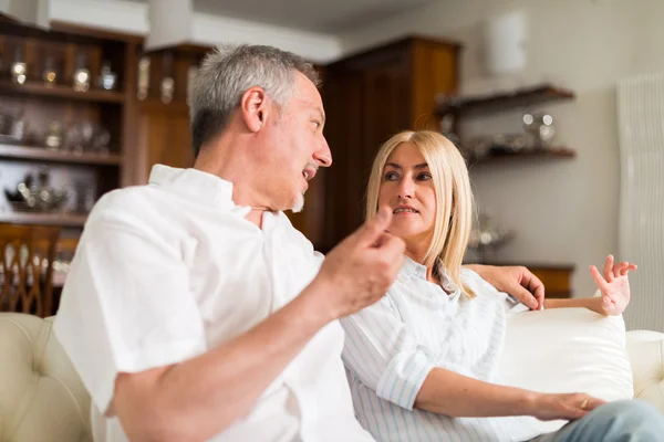 Ouder paar praten in hun huis — Stockfoto