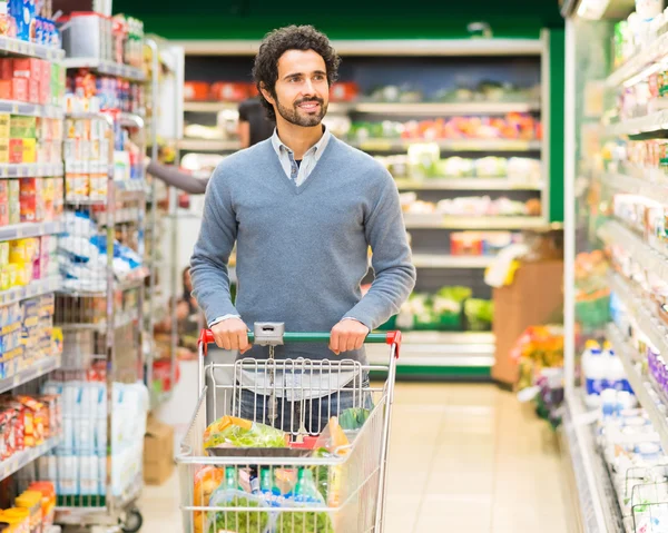 Muž nakupování v supermarketu — Stock fotografie