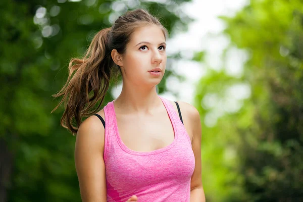 Kvinna jogging på park — Stockfoto