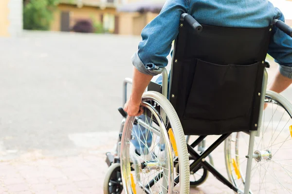 Bir rampa üzerinde elde etmeye çalışan engelli adam — Stok fotoğraf