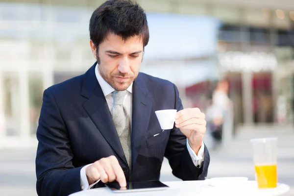 Empresario usando tableta digital — Foto de Stock