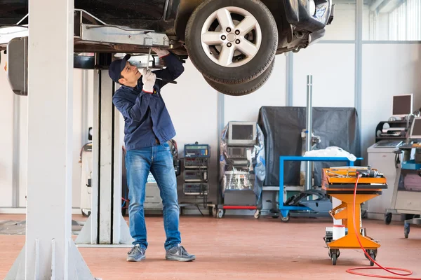 Mechanic repairing a car — Stock Photo, Image