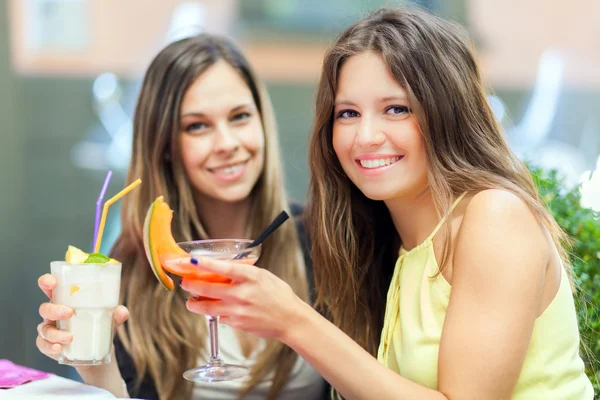 Två vänner en cocktail — Stockfoto