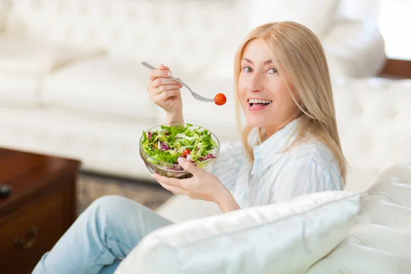 Mulher comendo salada saudável — Fotografia de Stock