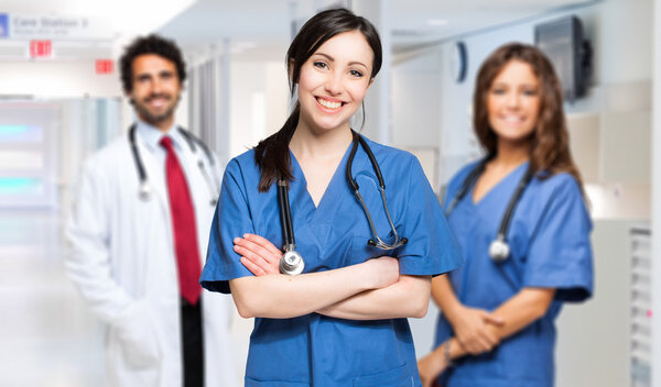 Groupe de médecins souriants à l'hôpital — Image Groupe de médecins souriants — Photo