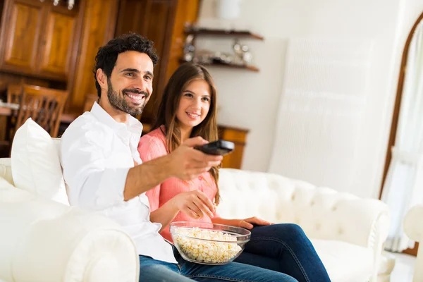 Couple souriant regarder la télévision — Photo