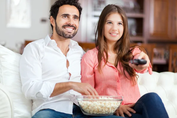 Paret tittar på tv soffan — Stockfoto