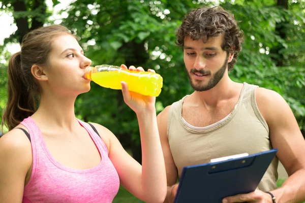 Homme montrant la table d'entraînement à la femme — Photo