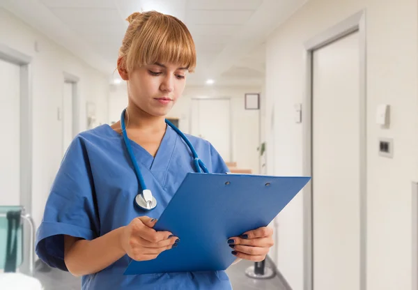Sjuksköterska läsa dokument — Stockfoto