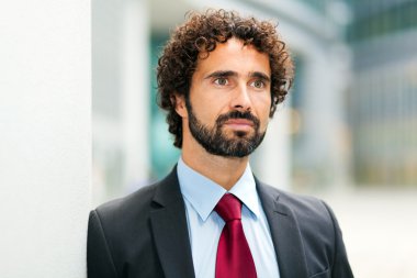 kentsel ortamda yakışıklı işadamı