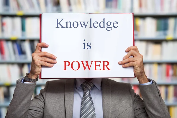 Businessman holding livre — Photo