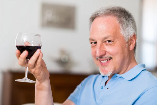 Homme dégustant un verre de vin rouge — Photo