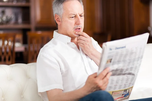 Man reading a newspaper — Stock Photo, Image