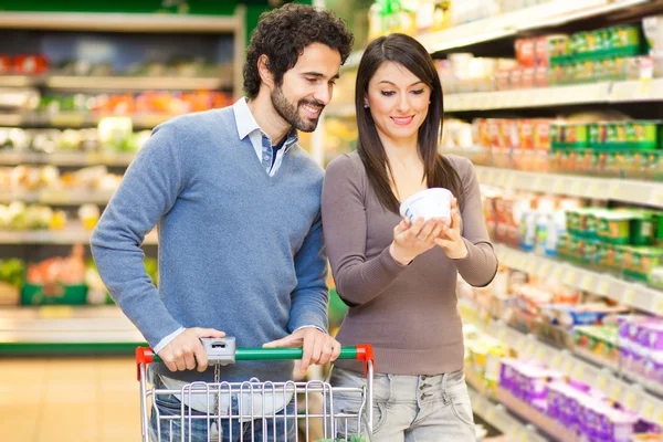 Casal de compras em um supermercado — Fotografia de Stock