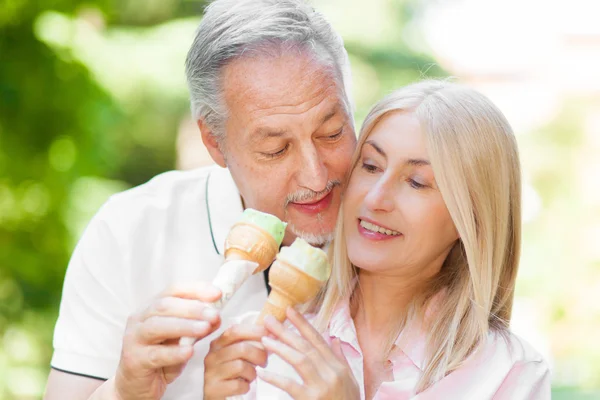 couple eating an ice cream