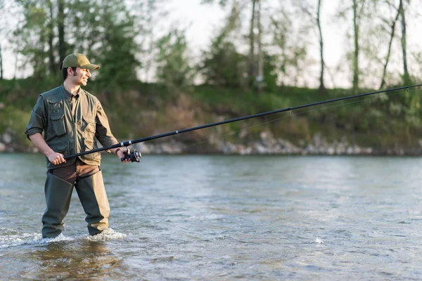 Pescatore pesca sul fiume — Foto Stock