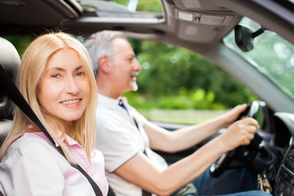 Couple mature voyageant en voiture — Photo