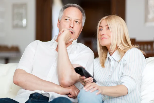 Paar lettend op een film — Stockfoto