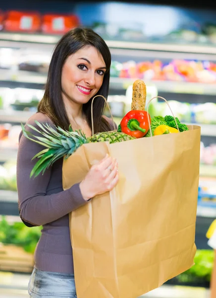 Mujer sosteniendo bolsa de compras —  Fotos de Stock