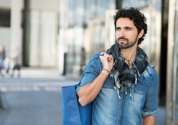 Hombre sosteniendo una bolsa de compras — Foto de Stock