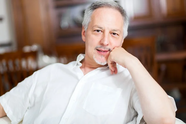 Man relaxing in apartment — Stock Photo, Image
