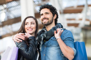 Alışveriş yapan çift.