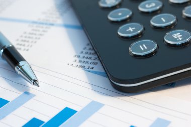 kalem, hesap makinesi ve evrak