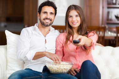 gülümseyen iki TV izleme