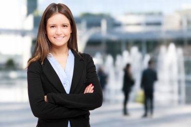 gülümseyen iş kadını ayakta