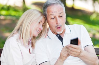 Olgun çift telefon kullanma