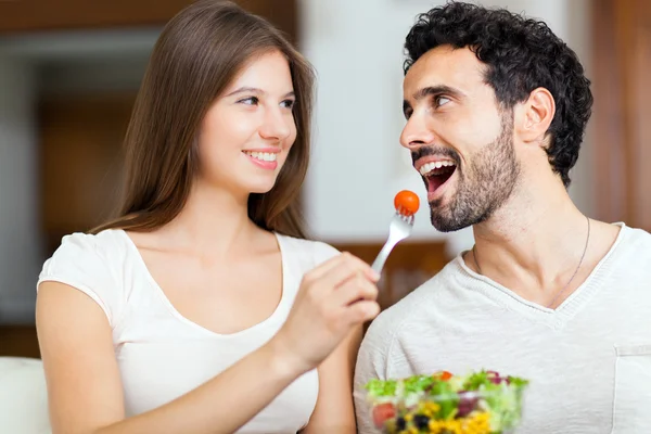Couple eating a salad — Stock Photo, Image
