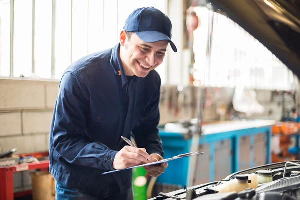 Mecánico en el trabajo en garaje — Foto de Stock