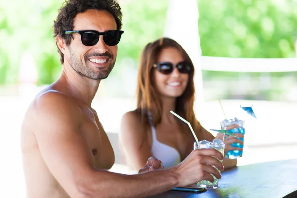 Pessoas sorrindo em um bar de praia — Fotografia de Stock