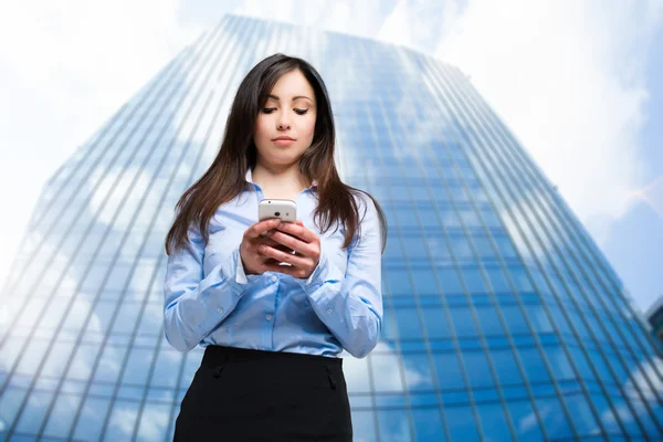 Mulher usando um telefone celular — Fotografia de Stock