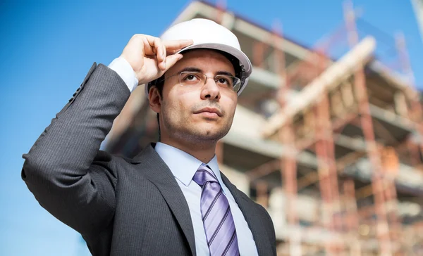 Jovem arquiteto no trabalho — Fotografia de Stock