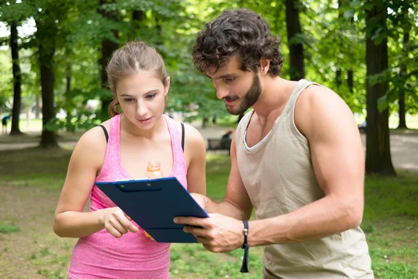 Man showing a training table — Stock Photo, Image