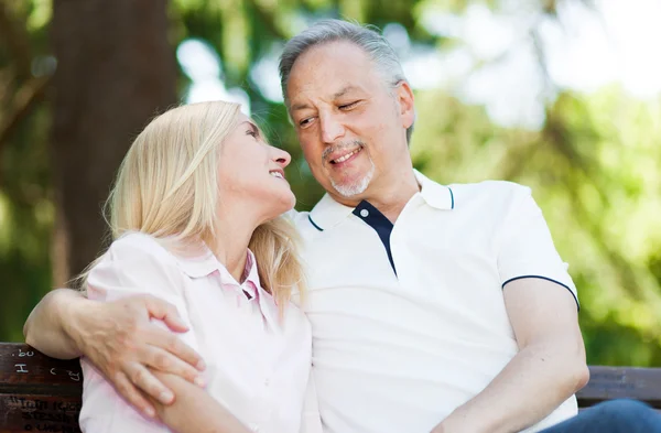 Pareja madura abrazándose — Foto de Stock