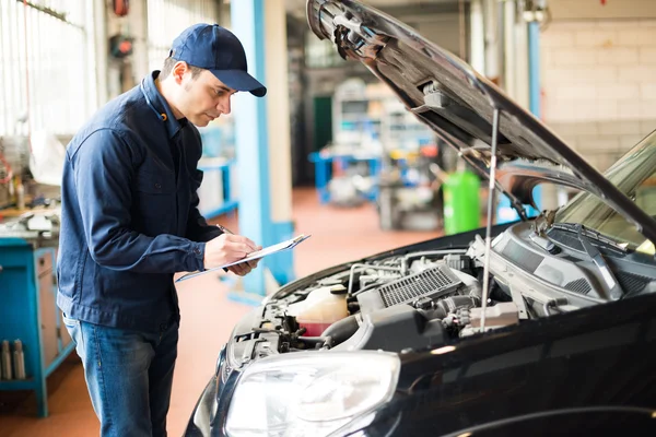 Mechanic schrijven op een Klembord — Stockfoto