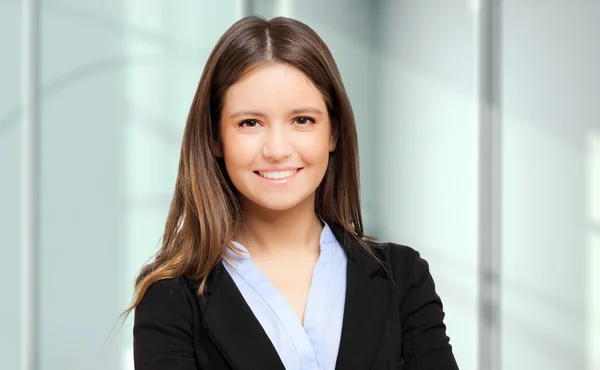 Glimlachende zakenvrouw permanent — Stockfoto