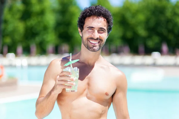 Homem desfrutando de um cocktail — Fotografia de Stock
