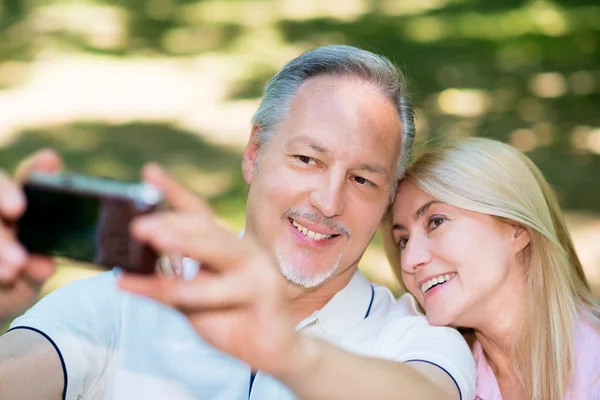 Çift selfie çekiyor. — Stok fotoğraf