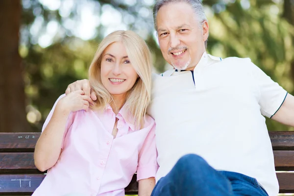 Mature couple hugging — Stock Photo, Image