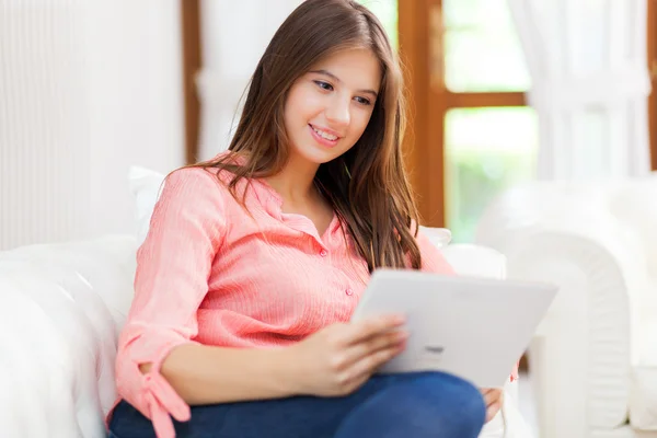 Mujer joven usando una tableta — Foto de Stock